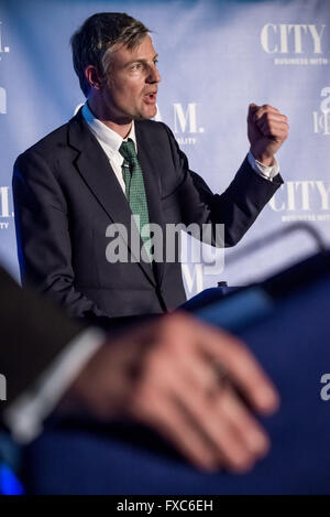 London, UK. 12. April. London bürgermeisterliche Wahldebatte am Institute of Directors mit konservativen Kandidaten Zac Goldsmith (im Bild) und Sadiq Khan von der Labour Party Credit: Guy Corbishley/Alamy Live News Stockfoto