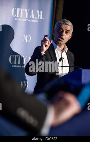 London, UK. 12. April. London bürgermeisterliche Wahldebatte am Institute of Directors mit Sadiq Khan (im Bild) von der Labour-Partei und der konservativen Kandidaten Zac Goldsmith Credit: Guy Corbishley/Alamy Live News Stockfoto