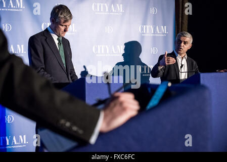 London, UK. 12. April. London bürgermeisterliche Wahldebatte am Institute of Directors mit konservativen Kandidaten Zac Goldsmith (L) und Sadiq Khan, (R) von der Labour Party Credit: Guy Corbishley/Alamy Live News Stockfoto