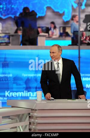 Moskau, Russland. 14. April 2016. Der russische Präsident Vladimir Putin besucht eine im Fernsehen übertragene Frage-und-Antwort-Sitzung in Moskau, Russland, am 14. April 2016. Bildnachweis: Sputnik/Xinhua/Alamy Live-Nachrichten Stockfoto