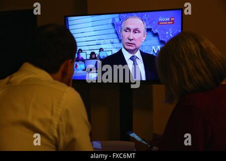 Moskau, Russland. 14. April 2016. Journalisten sehen eine im Fernsehen übertragene Frage-und-Antwort-Sitzung des russischen Präsidenten Vladimir Putin in Moskau, Russland, am 14. April 2016. Bildnachweis: Bai Xueqi/Xinhua/Alamy Live-Nachrichten Stockfoto