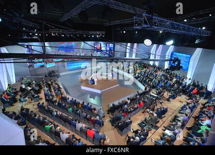 Moskau. 14. April 2016. Foto aufgenommen am 14 April 2016 zeigt die Szene einer im Fernsehen übertragenen Frage-und-Antwort-Sitzung des russischen Präsidenten Vladimir Putin in Moskau, Russland. Bildnachweis: Sputnik/Xinhua/Alamy Live-Nachrichten Stockfoto