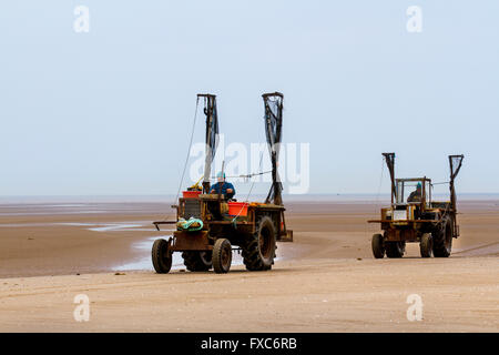 Southport, Merseyside, UK, 14. April 2016. UK Wetter. Garnelen Fischer am Traktor Rückkehr aus Angeln bei Ebbe. Southport hat immer eine Geschichte der Fischerei, einschließlich der Fang von Garnelen, die in Southport und nahegelegenen Bezirken seit Jahrhunderten durchgeführt wurde. Referenzen für Sie kann so weit zurück, wie 1113 für die Fischerei in der Pfarrei von Norden Meols gefunden werden. Pferdewagen oder mechanische Fahrzeuge oder umgebauten Traktoren, Schleppnetzen hinter Boote, ein Prozeß, der als Der hanking" bekannt. Stockfoto