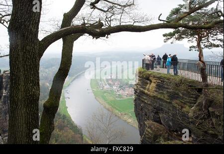 Touristen stehen auf den Felsen der Bastei in der sächsischen Schweiz in der Nähe von Rathen, Deutschland, 14. April 2016. Die Look-Out-Plattform ist 194 Meter über der Elbe und eine der Attraktionen der sächsischen Schweiz. Foto: Sebastian Kahnert/ZB Stockfoto