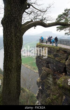 Touristen stehen auf den Felsen der Bastei in der sächsischen Schweiz in der Nähe von Rathen, Deutschland, 14. April 2016. Die Look-Out-Plattform ist 194 Meter über der Elbe und eine der Attraktionen der sächsischen Schweiz. Foto: Sebastian Kahnert/ZB Stockfoto