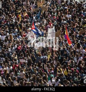 Barcelona, Katalonien, Spanien. 14. April 2016. Ein paar Tausend Studenten gegen Reformen in der Bildung System Marsch mit ihren Plakaten und Fahnen durch Barcelona Credit: Matthias Oesterle/ZUMA Draht/Alamy Live News Stockfoto