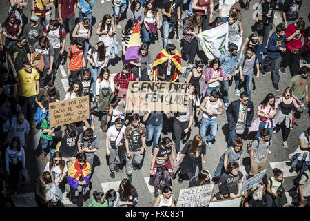 Barcelona, Katalonien, Spanien. 14. April 2016. Ein paar Tausend Studenten gegen Reformen in der Bildung System Marsch mit ihren Plakaten und Fahnen durch Barcelona Credit: Matthias Oesterle/ZUMA Draht/Alamy Live News Stockfoto