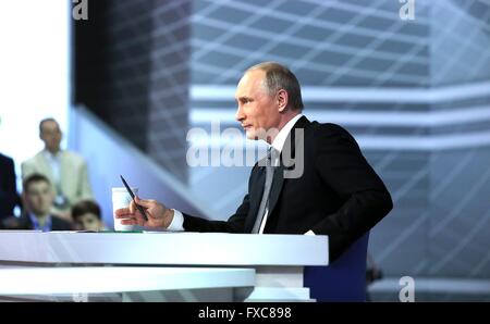 Moskau, Russland. 14. April 2016. Der russische Präsident Vladimir Putin während seiner jährlichen call-in Show live im Fernsehen übertragen 14. April 2016 in Moskau, Russland. Putin sprach über eine Vielzahl von Themen über die Stunden lang Veranstaltung, wo er vorher ausgewählte Fragen aus dem Publikum beantwortet. Bildnachweis: Planetpix/Alamy Live-Nachrichten Stockfoto