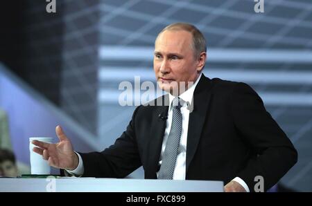 Moskau, Russland. 14. April 2016. Der russische Präsident Vladimir Putin während seiner jährlichen call-in Show live im Fernsehen übertragen 14. April 2016 in Moskau, Russland. Putin sprach über eine Vielzahl von Themen über die Stunden lang Veranstaltung, wo er vorher ausgewählte Fragen aus dem Publikum beantwortet. Bildnachweis: Planetpix/Alamy Live-Nachrichten Stockfoto