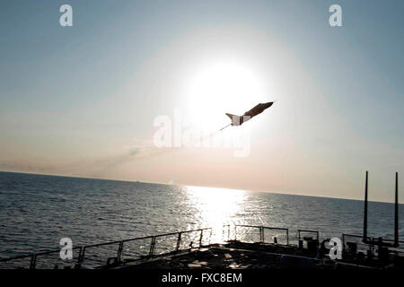 Eine russische Suchoi Su-24 Kampfflugzeuge macht einen sehr niedrigen Höhe über den Bogen von der US Navy Arleigh Burke-Klasse geführte Flugkörper Zerstörer USS Donald Cook während einer Patrouille 12. April 2016 in der Ostsee zu übergeben. Die aggressive Flugmanöver mit dem russischen Flugzeug simuliert einen Ziffernblocks Lauf. Stockfoto