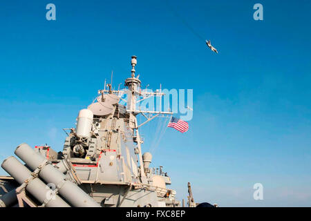 Eine russische Suchoi Su-24 Kampfflugzeuge macht einen sehr niedrigen Höhe, während einer Patrouille 12. April 2016 in der Ostsee der US Navy Arleigh Burke-Klasse geführte Flugkörper Zerstörer USS Donald Cook übergeben. Die aggressive Flugmanöver mit dem russischen Flugzeug simuliert einen Ziffernblocks Lauf. Stockfoto