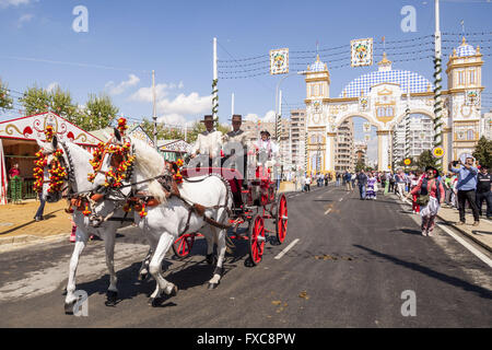 Sevilla, Spanien. 14. April 2016. Typische Wagen am Eingang der "Feria de Abril'' (Feria) 2016 © Daniel Gonzalez Acuna/ZUMA Draht/Alamy Live News Stockfoto