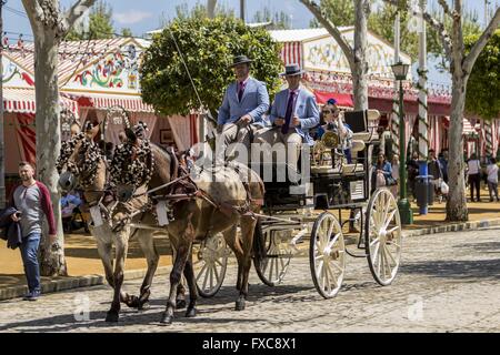 Sevilla, Spanien. 14. April 2016. Typische Wagen an die "Feria de Abril'' (Feria) 2016 © Daniel Gonzalez Acuna/ZUMA Draht/Alamy Live News Stockfoto