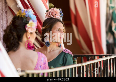 Sevilla, Spanien. 14. April 2016. Eine Frau gekleidet mit typischen Flamenco-Kleid in einem Messestand auf der "Feria de Abril'' (Feria) 2016 © Daniel Gonzalez Acuna/ZUMA Draht/Alamy Live News Stockfoto