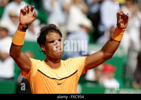 Monte Carlo, Monaco. 14. April 2016. RAFAEL NADAL aus Spanien feiert seinen Sieg über D. Thiem von Österreich in den geraden Sätzen bei der Monte Carlo Masters Drittrunden-Match. © Michael Cullen/ZUMA Draht/Alamy Live-Nachrichten Stockfoto