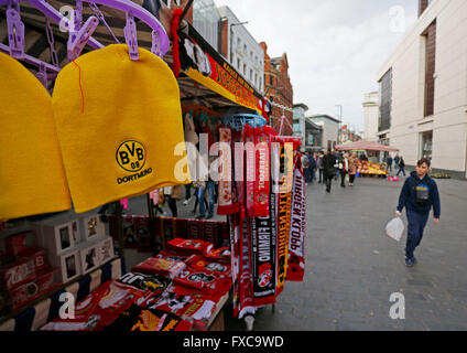 Borussia Dortmund und dem FC Liverpool Fanartikel zum Verkauf im Stadtzentrum von Liverpool vor heutigen UEFA Europa League Viertel Finale Fußball-match zwischen Liverpool FC und Borussia Dortmund im Anfield-Stadion in Liverpool, North West England 14. April 2016. Foto: Lindsey Parnaby/dpa Stockfoto