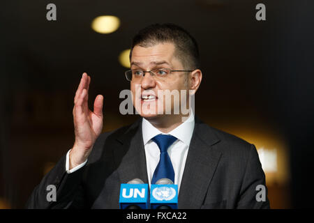 New York, UN-Hauptquartier in New York. 14. April 2016. Vuk Jeremic, Präsident der 67. Tagung der Generalversammlung der Vereinten Nationen und ehemaliger Außenminister von Serbien, Kandidat für das Amt des nächsten Generalsekretärs befasst sich mit die Presse am Sitz Vereinten Nationen in New York, 14. April 2016. Der UN-Generalversammlung am Dienstag startete eine dreitägige informellen Dialog mit Kandidaten für das Amt des nächsten Generalsekretärs. © Li Muzi/Xinhua/Alamy Live-Nachrichten Stockfoto