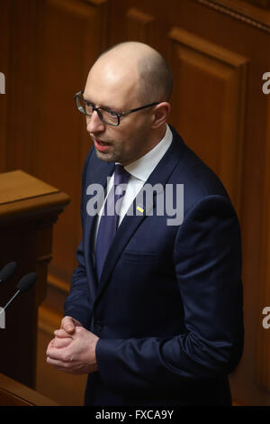 Kiew. 14. April 2016. Ukrainischen ehemaligen Premierminister Arseniy Yatsenyuk spricht bei einer Parlamentssitzung nach Parlament am 14. April 2016 seinen Rücktritt in Kiew, Ukraine angenommen. Das ukrainische Parlament genehmigt die Bildung eines neuen Kabinetts am Donnerstag nach einem Austausch des Premierministers. © Xinhua/Alamy Live-Nachrichten Stockfoto