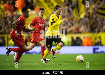 Liverpool, Vereinigtes Königreich. 14. April 2016. Liverpools Nathaniel Clyne (L) und Philippe Coutinho (C) im Kampf gegen die Dortmunder Henrikh Mkhitaryan (R) während der Fußball-UEFA Europa League Viertel Finale match zwischen Liverpool FC und Borussia Dortmund im Anfield-Stadion in Liverpool, North West England 14. April 2016. Bildnachweis: Dpa picture Alliance/Alamy Live News Stockfoto