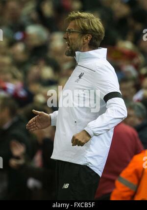 Liverpool, Vereinigtes Königreich. 14. April 2016. Liverpools Trainer Juergen Klopp reagiert während der Fußball-UEFA Europa League Viertel Finale match zwischen Liverpool FC und Borussia Dortmund im Anfield-Stadion in Liverpool, North West England 14. April 2016. Bildnachweis: Dpa picture Alliance/Alamy Live News Stockfoto