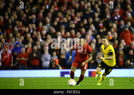 Liverpool, Vereinigtes Königreich. 14. April 2016. Liverpools Nathaniel Clyne in Aktion gegen die Dortmunder Marco Reus (R) während der Fußball-UEFA Europa League Viertel Finale match zwischen Liverpool FC und Borussia Dortmund im Anfield-Stadion in Liverpool, North West England 14. April 2016. Bildnachweis: Dpa picture Alliance/Alamy Live News Stockfoto