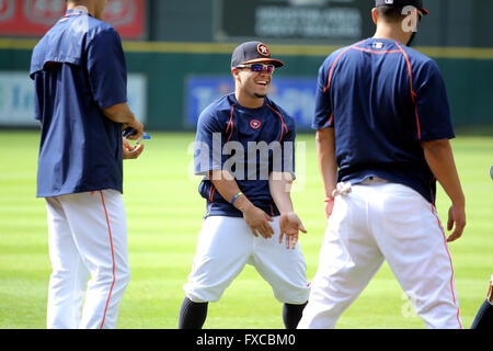 Houston, TX, USA. 14. April 2016. Houston Astros zweiter Basisspieler Jose Altuve (27) teilt einen hellen Moment mit seinen Teamkollegen vor dem MLB Baseball-Spiel zwischen der Houston Astros und die Kansas City Royals von Minute Maid Park in Houston, Texas. Kredit-Bild: Erik Williams/Cal Sport Media. Bildnachweis: Csm/Alamy Live-Nachrichten Stockfoto