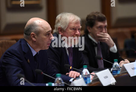 Washington, DC, USA. 14. April 2016. Russische Finance Minister Anton Siluanov (L) besucht eine Sondersitzung des neuen Development Bank Board of Governors in Washington, DC, USA, 14. April 2016. Bildnachweis: Yin Bogu/Xinhua/Alamy Live-Nachrichten Stockfoto