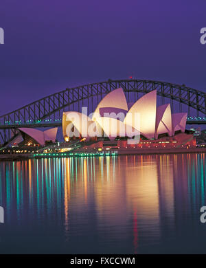 Sydney Harbour Bridge und Opernhaus bei Nacht, New South Wales, Australia Stockfoto