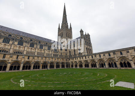 Turm und südlichen Querschiff angesehen von den Kreuzgang mit dem Labyrinth Norwich Cathedral, Norwich, Norfolk, England, UK Stockfoto