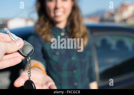 Lassen Sie den Treiber. Junge Frau in die Hände der Autoschlüssel Stockfoto