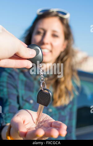 Lassen Sie den Treiber. Junge Frau in die Hände der Autoschlüssel Stockfoto