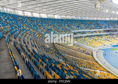 Kiew, UKRAINE - 10. April 2016: Tribünen der NSC Olympiastadion (NSK Olimpiyskyi) während der Ukraine Premier League Spiel FC Dynamo Kyiv Vs FC Wolhynien in Kiew, Ukraine Stockfoto