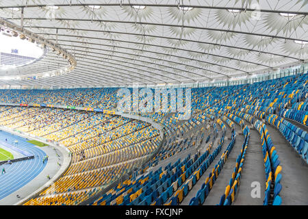 Kiew, UKRAINE - 10. April 2016: Tribünen der NSC Olympiastadion (NSK Olimpiyskyi) während der Ukraine Premier League Spiel FC Dynamo Kyiv Vs FC Wolhynien in Kiew, Ukraine Stockfoto