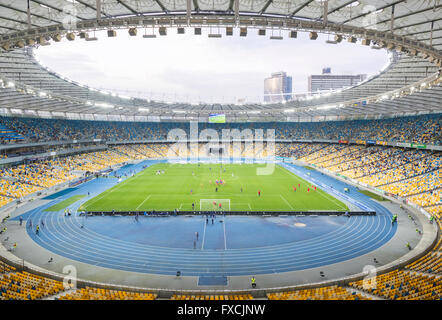 Kiew, UKRAINE - 10. April 2016: Innenraum der NSC Olympiastadion (NSK Olimpiyskyi) während der Ukraine Premier League Spiel FC Dynamo Kyiv Vs FC Wolhynien in Kiew, Ukraine Stockfoto