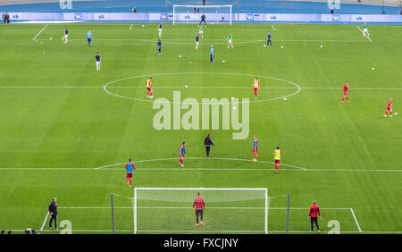 Kiew, UKRAINE - 10. April 2016: Feld der NSC Olympiastadion (NSK Olimpiyskyi) während der Ukraine Premier League Spiel FC Dynamo Kyiv Vs FC Wolhynien in Kiew, Ukraine Stockfoto