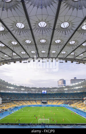 Kiew, UKRAINE - 10. April 2016: Tribünen der NSC Olympiastadion (NSK Olimpiyskyi) während der Ukraine Premier League Spiel FC Dynamo Kyiv Vs FC Wolhynien in Kiew, Ukraine Stockfoto