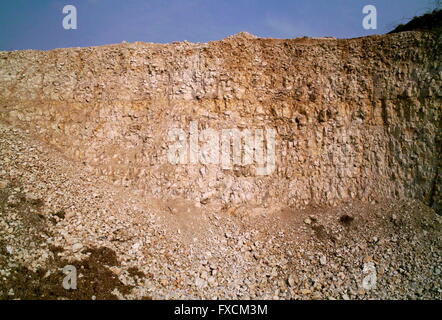 AJAXNETPHOTO. BAZENTIN, FRANKREICH. -SOMME GEOLOGIE - UNTERGRUND DES DEPARTEMENTS SOMME DER REGION PICARDIE IST EINE WEICHE WEIßE KREIDE UNTEN EINE DÜNNE BRAUNE ERDE MUTTERBODEN VON SCHLAMM, SAND UND LEHM.  FOTO: JONATHAN EASTLAND/AJAX REF: 80904 105 Stockfoto