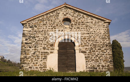 Die Kirche von San Zeno, 1100, im romanischen Stil erbaute ist aus grauem Stein, hat eine rechteckige Form und hat ein einziges Kirchenschiff. Stockfoto