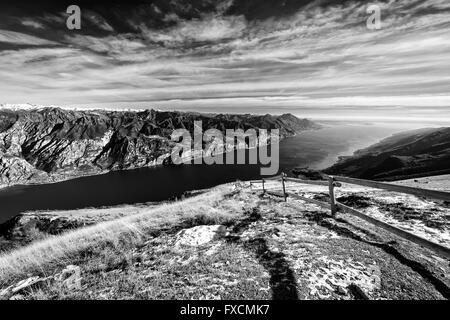 Panorama des Gardasees (Italien) von der Spitze des Monte Baldo zu sehen. Stockfoto