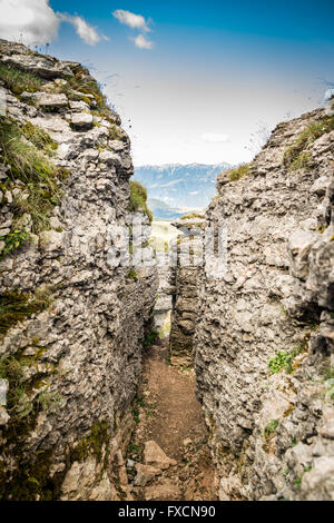 Graben in den Fels aus dem ersten Weltkrieg befindet sich in den italienischen Alpen gegraben. Stockfoto