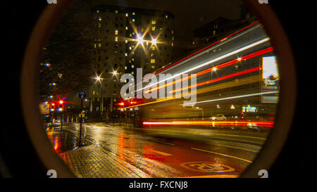 Eine Langzeitbelichtung einer Straße in Birmingham, mit dem Licht aus einem beweglichen Bus sichtbar. Stockfoto