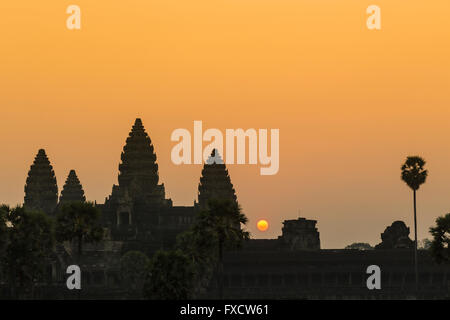 Sonnenaufgang über die Silhouette des Haupttempels in Angkor Wat - Siem Reap, Kambodscha Stockfoto