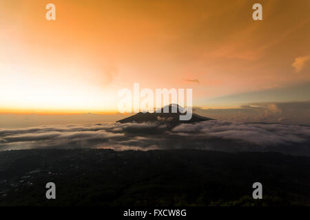 Sonnenaufgang an einem schönen Morgen vom Gipfel des Mount Batur - Bali, Indonesien Stockfoto