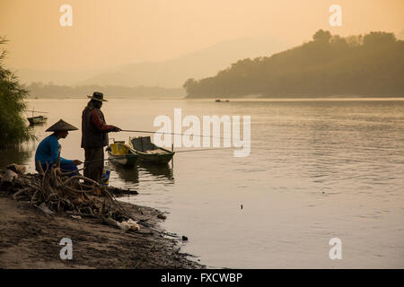 Luang Prabang, Laos - März 2016. Zwei Männer Angeln am Ufer des Mekong-Flusses. Stockfoto