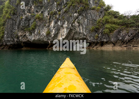 Gelbe Kajak in Ha Long Bay Stockfoto