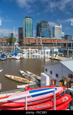 Marina und Yacht Club in der Waterfront Stadtteil Puerto Madero, Buenos Aires, Argentinien, Südamerika. Stockfoto