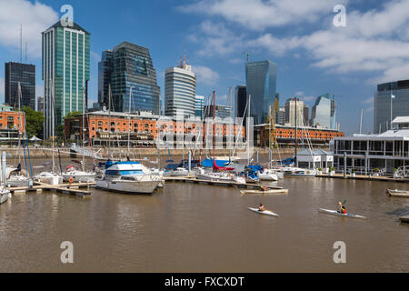 Marina und Yacht Club in der Waterfront Stadtteil Puerto Madero, Buenos Aires, Argentinien, Südamerika. Stockfoto