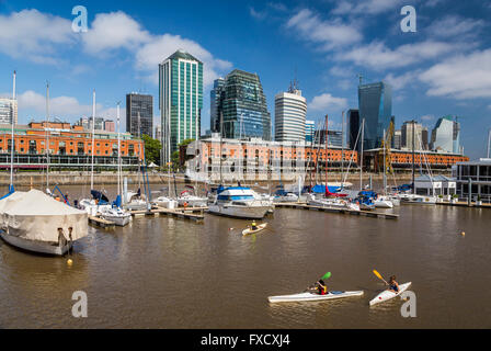 Marina und Yacht Club in der Waterfront Stadtteil Puerto Madero, Buenos Aires, Argentinien, Südamerika. Stockfoto