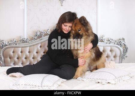 Frau und eurasischen Hund Stockfoto