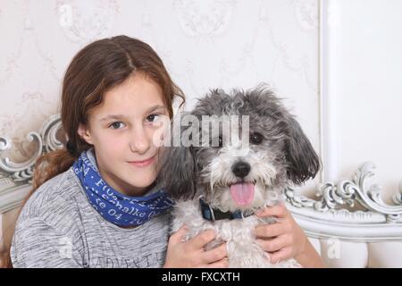 Mädchen und Bolonka zwetna Stockfoto